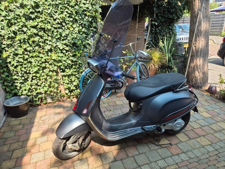 Vespa Sprint Sport 4T - mat grijs - 2021, Fietsen en Brommers, Scooters | Vespa, Zo goed als nieuw, Vespa S, Maximaal 45 km/u