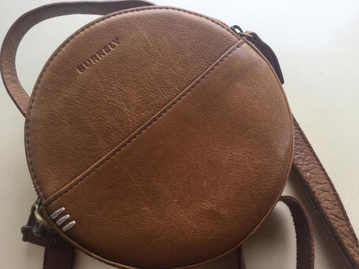 Ronde leren “Burkeley” schoudertas. 2 ritssluitingen., Sieraden, Tassen en Uiterlijk, Tassen | Schoudertassen, Zo goed als nieuw