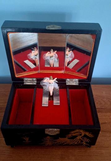 Vintage Japanse sieradenbox danseres muziekdoosje beschikbaar voor biedingen
