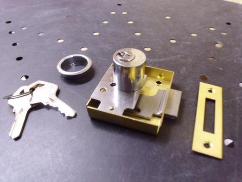 Meubelslot 30 mm met cilinderslot + 2 sleutels NIEUW. € 3.50, Hobby en Vrije tijd, Knutselen, Nieuw, Materiaal, Ophalen of Verzenden