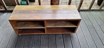 Mooi geluidsinstallatie kast op wieltjes.  beschikbaar voor biedingen