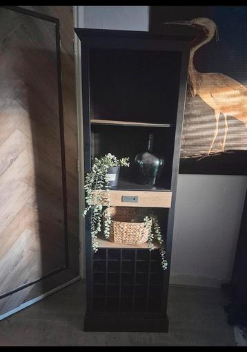 Matzwarte wijnkast ladekast 