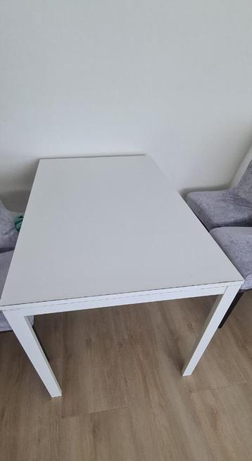 Witte eettafel beschikbaar voor biedingen