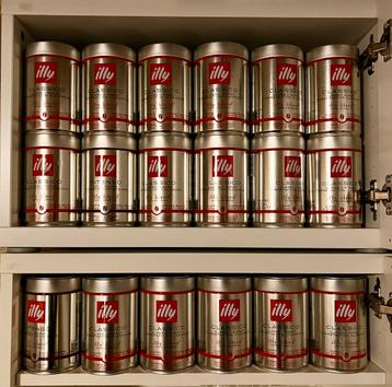 Lege koffiebonen blikken van Illy. beschikbaar voor biedingen