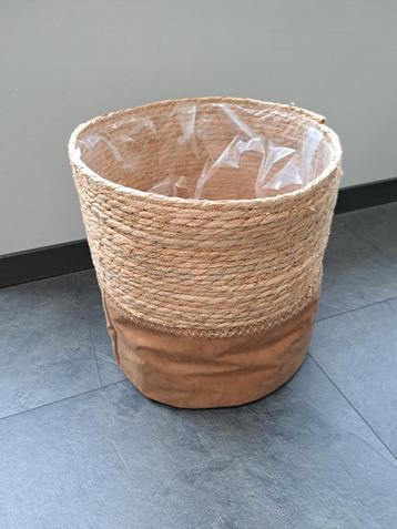 plantenpot/mand met leer beschikbaar voor biedingen