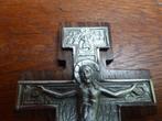 gedetailleerd metalen kruisje op houten achtergrond., Antiek en Kunst, Ophalen of Verzenden