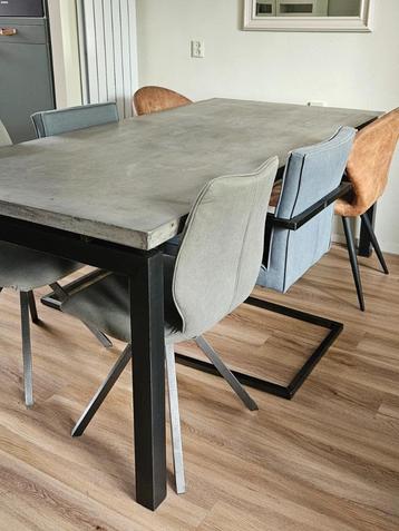 Eettafel met betonnen blad beschikbaar voor biedingen
