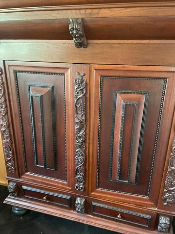 Mooie eikenhouten kast beschikbaar voor biedingen