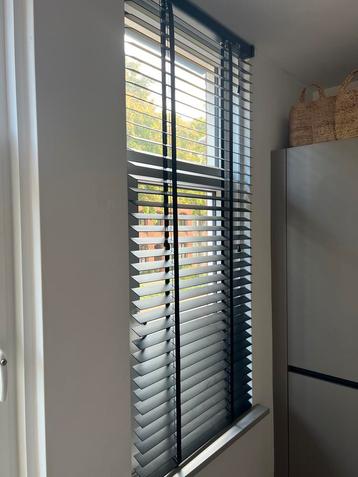 1x Zwarte Kunststof Jaloezie 80x130 beschikbaar voor biedingen