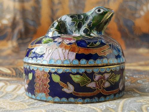 Mooi antiek Chinees cloisonne doosje met een kikker 6,3 cm., Antiek en Kunst, Kunst | Niet-Westerse kunst, Ophalen of Verzenden