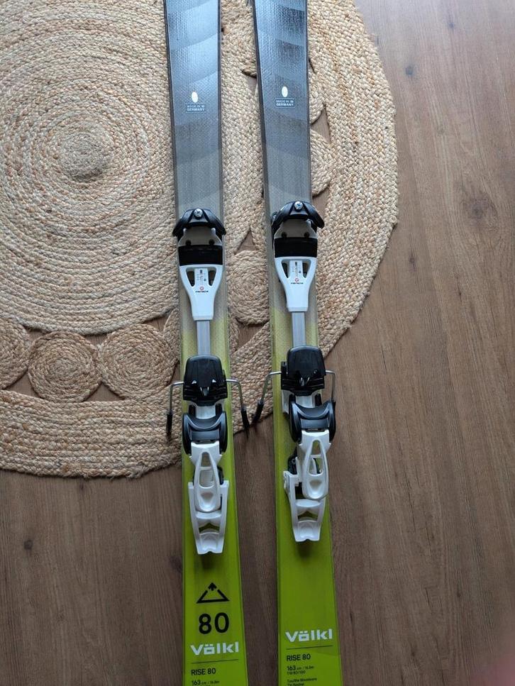 Völkl toering skis inclusief toebehoren, Sport en Fitness, Skiën en Langlaufen, Zo goed als nieuw, Ski's, Skiën, Overige merken