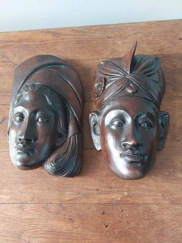 Houten Maskers - Set van 2 beschikbaar voor biedingen