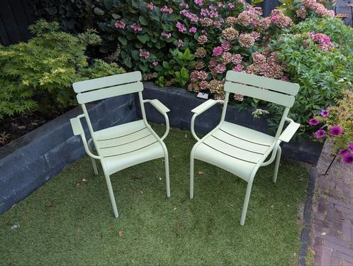 Fermob Luxembourg tuinstoelen met arm Willow Green, Tuin en Terras, Tuinstoelen, Zo goed als nieuw, Aluminium, Stapelbaar, Ophalen