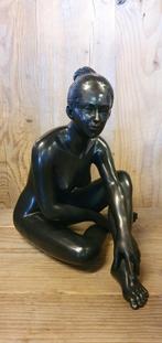 Zittend Naakte Vrouw / Brons / tuinbeeld / 32 cm hoog, Tuin en Terras, Tuinbeelden, Nieuw, Info@huisentuindecoratiemarie.nl, Mensenbeeld