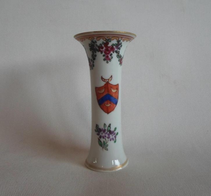 Chinees Famille Rose Armorial Vaasje, Antiek en Kunst, Antiek | Porselein, Ophalen of Verzenden