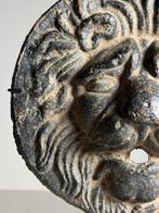 Leeuwenkop Fountain Mask gietijzer 17e eeuw, Ophalen