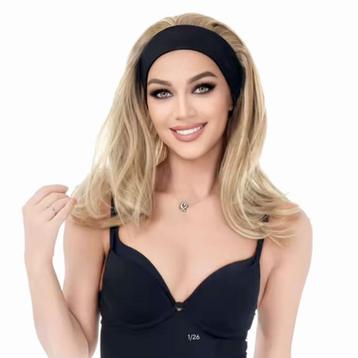 Pruik lang haar in laagjes in blondmix met haarband beschikbaar voor biedingen