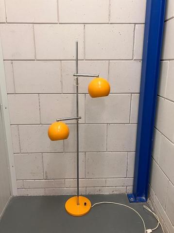 Prachtige Gepo staande lamp met gele bollen beschikbaar voor biedingen