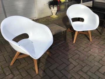 2 ZELDZAME DESIGN “ KUIPSTOELEN” beschikbaar voor biedingen