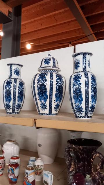 Blauw-Wit Kaststel met Bloemmotieven beschikbaar voor biedingen