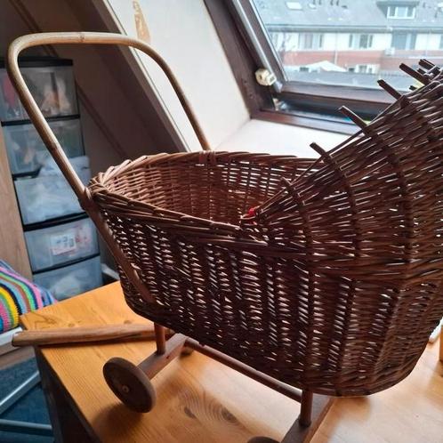 Rieten poppenwagen eventueel met pop, Kinderen en Baby's, Speelgoed | Houten speelgoed, Gebruikt, Ophalen