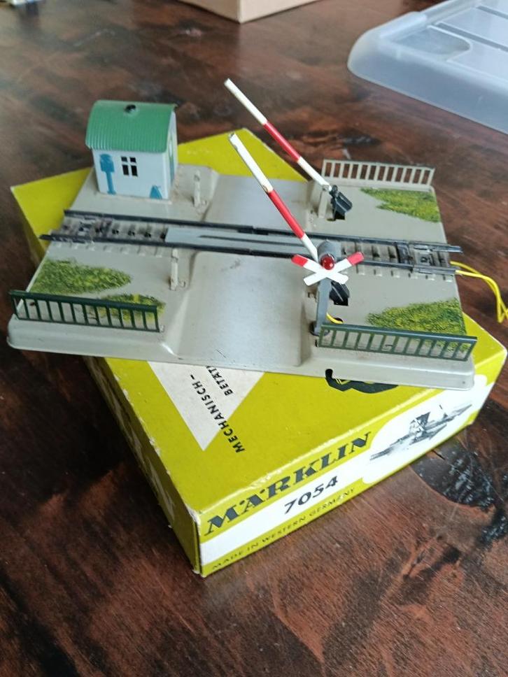 Marklin HO M-rails overweg overgang 7054 andreas kruis, Hobby en Vrije tijd, Modeltreinen | H0, Gebruikt, Rails, Wisselstroom