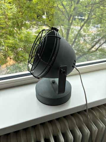 Industriële tafellamp beschikbaar voor biedingen