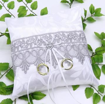 Schitterende witte trouwring kussen met zilver/grijze kant. beschikbaar voor biedingen