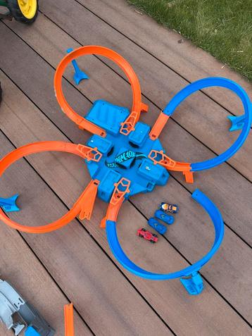 Hotwheels cross baan en andere baan  beschikbaar voor biedingen