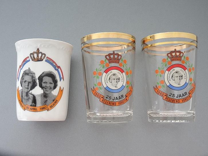 Beker troonswisseling 1980 en glazen Juliana 25 jaar vorstin, Verzamelen, Koninklijk Huis en Royalty, Nieuw, Ophalen of Verzenden