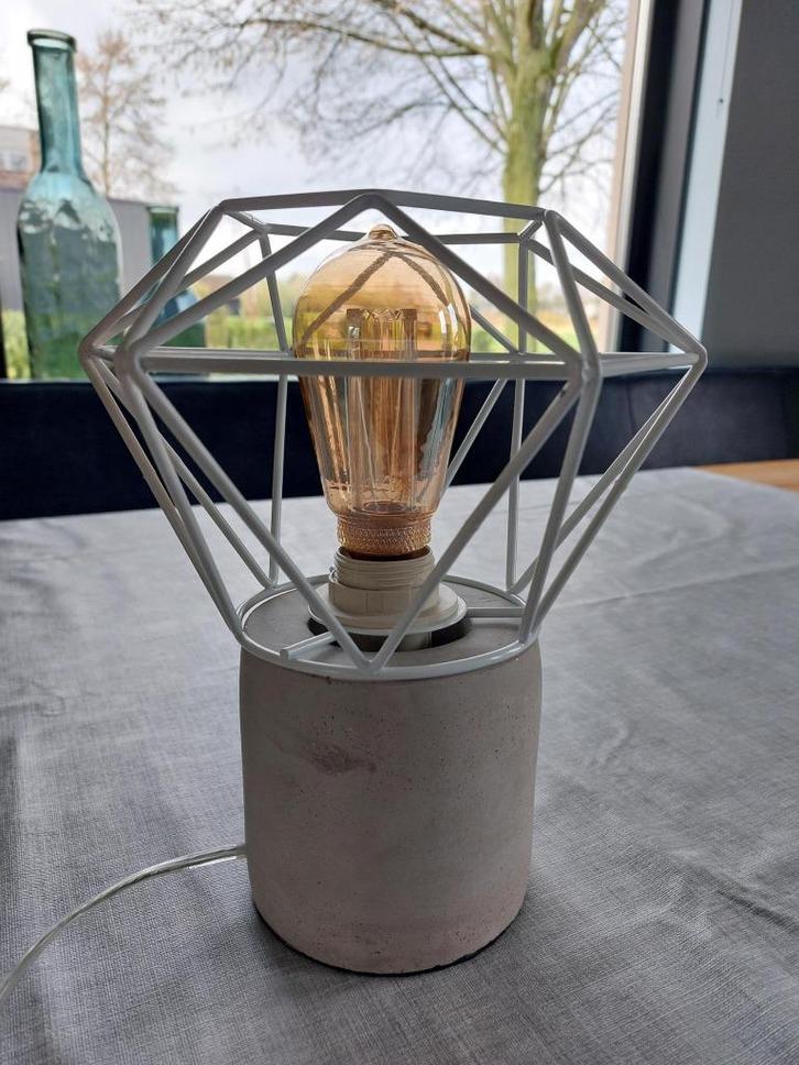 Tafel bureaulamp met betonnen voet en ijzeren frame, Huis en Inrichting, Lampen | Tafellampen, Zo goed als nieuw, Minder dan 50 cm