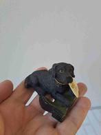 Zwart Labrador puppy van kunsthars met laars 7.5x5x5.5cm, Verzamelen, Beelden en Beeldjes, Ophalen of Verzenden, Zo goed als nieuw