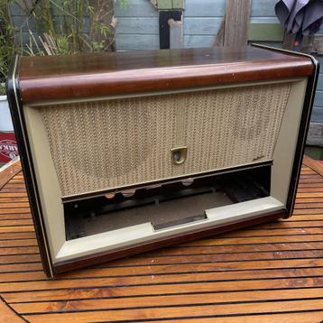 Oude radio kast beschikbaar voor biedingen
