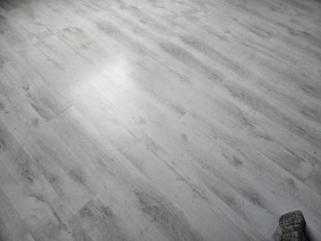 In goede staat: 40-50 m2 lichtgrijze laminaat en ondervloer beschikbaar voor biedingen