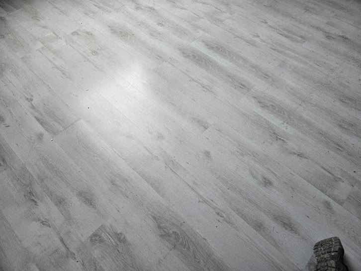 In goede staat: 40-50 m2 lichtgrijze laminaat en ondervloer, Doe-het-zelf en Verbouw, Vloerdelen en Plavuizen, Zo goed als nieuw