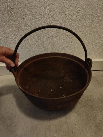 Antieke Ketel met hengsel beschikbaar voor biedingen