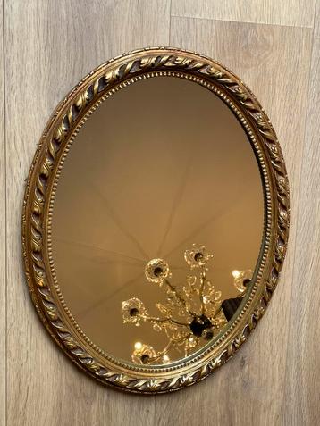 Ovale vintage spiegel met goudkleurige lijst beschikbaar voor biedingen