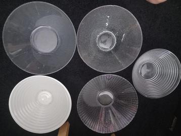 glazen schaal  buiten zijde ribbelmotief binnenkant is glad beschikbaar voor biedingen