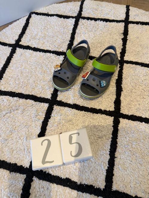 Heel goed grijs groen Crocs sandalen schoenen slippers 25 C9, Kinderen en Baby's, Kinderkleding | Schoenen en Sokken, Zo goed als nieuw