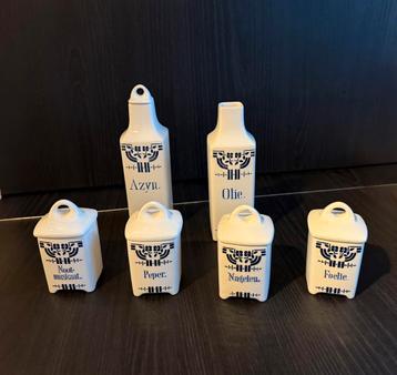 Delfts blauwe voorraad bussen beschikbaar voor biedingen