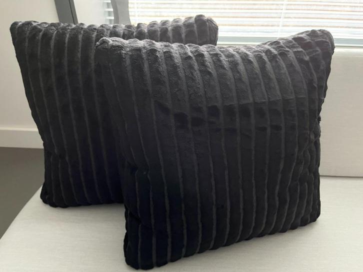 Sierkussen | Kussen | Ribfluweel | 50x50 cm | Raw Interiors, Huis en Inrichting, Woonaccessoires | Kussens, Zo goed als nieuw