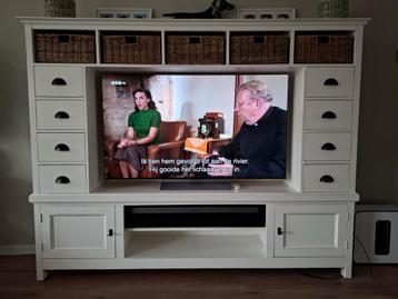Crème TV-meubel met veel opbergruimte beschikbaar voor biedingen