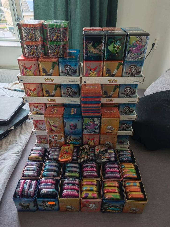 96x LEGE pokémon tins / blikken, Hobby en Vrije tijd, Verzamelkaartspellen | Pokémon, Zo goed als nieuw, Overige typen, Ophalen