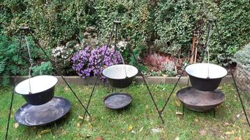 Driepoot met heksenketel en vuurschaal (set van 3) beschikbaar voor biedingen
