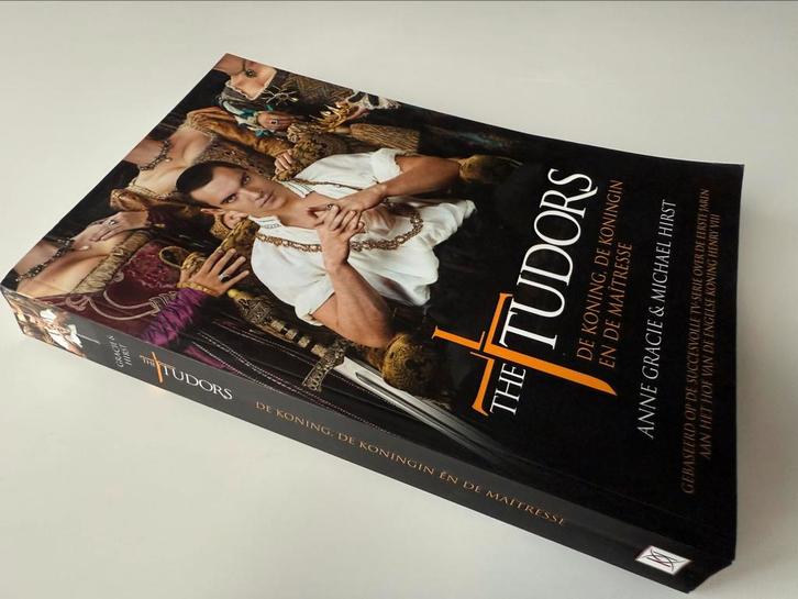 M. Hirst - de koning de koningin en de maitresse, Boeken, Romans, Zo goed als nieuw, Ophalen of Verzenden