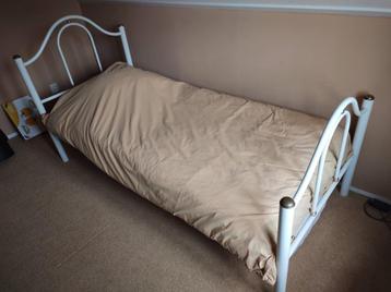 Romantisch wit bed van 90/200cm beschikbaar voor biedingen