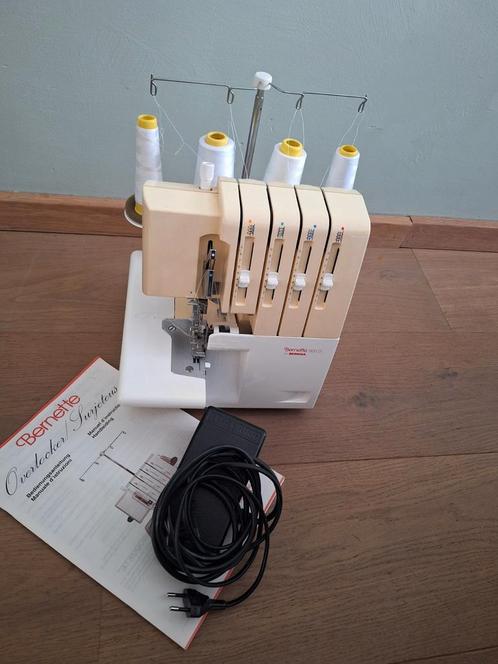 Te koop: Bernette 800D overlockmachine (Bernina), Hobby en Vrije tijd, Naaimachines en Toebehoren, Zo goed als nieuw, Lockmachine