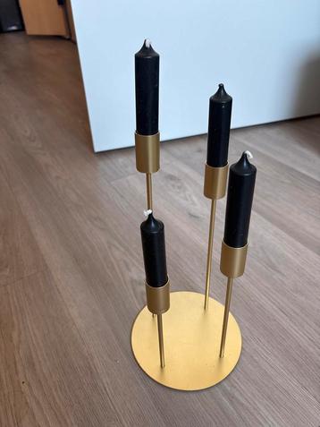 Goudkleurige Kandelaar met Zwarte Kaarsen beschikbaar voor biedingen