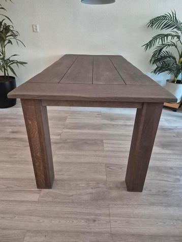 Eetkamertafel  beschikbaar voor biedingen