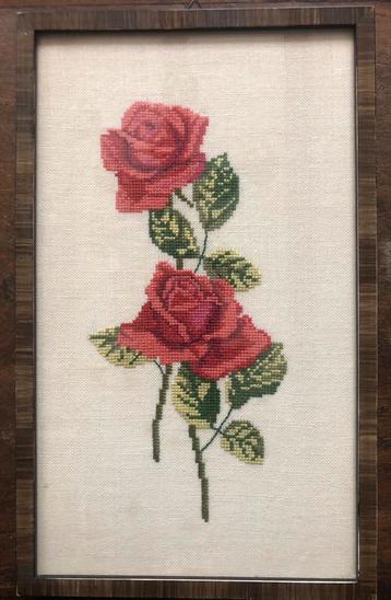 Geborduurde Rozen in Houten Lijst beschikbaar voor biedingen